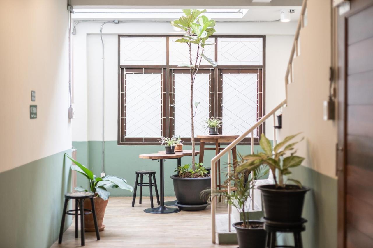 Better Moon Guesthouse Бангкок Экстерьер фото